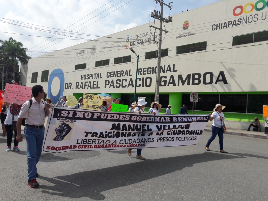 Los manfiestantes salieron desde el hospital regional, tomaron la Avenida Central y llegaron al Congreso del Estado de Chiapas.