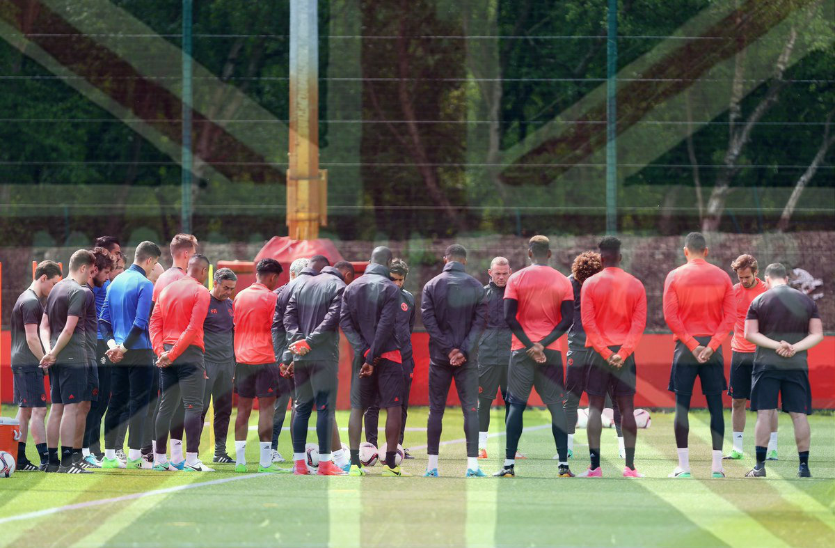 Minuto de silencio en el entrenamiento del United