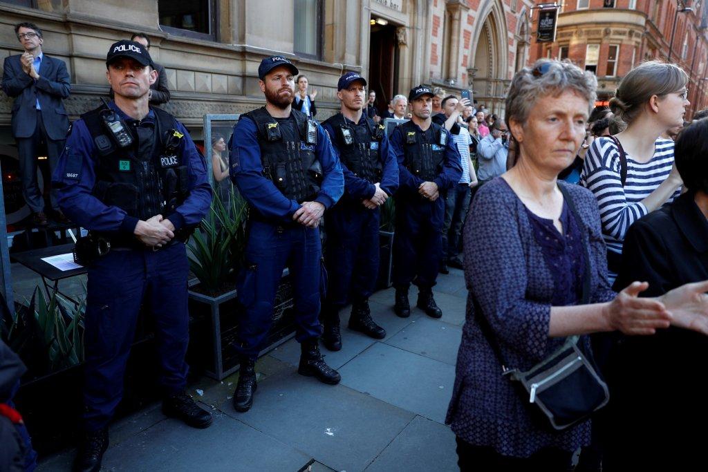Policías resguardan la seguridad en una vigilia realizada en Mánchester por las víctimas del ataque.