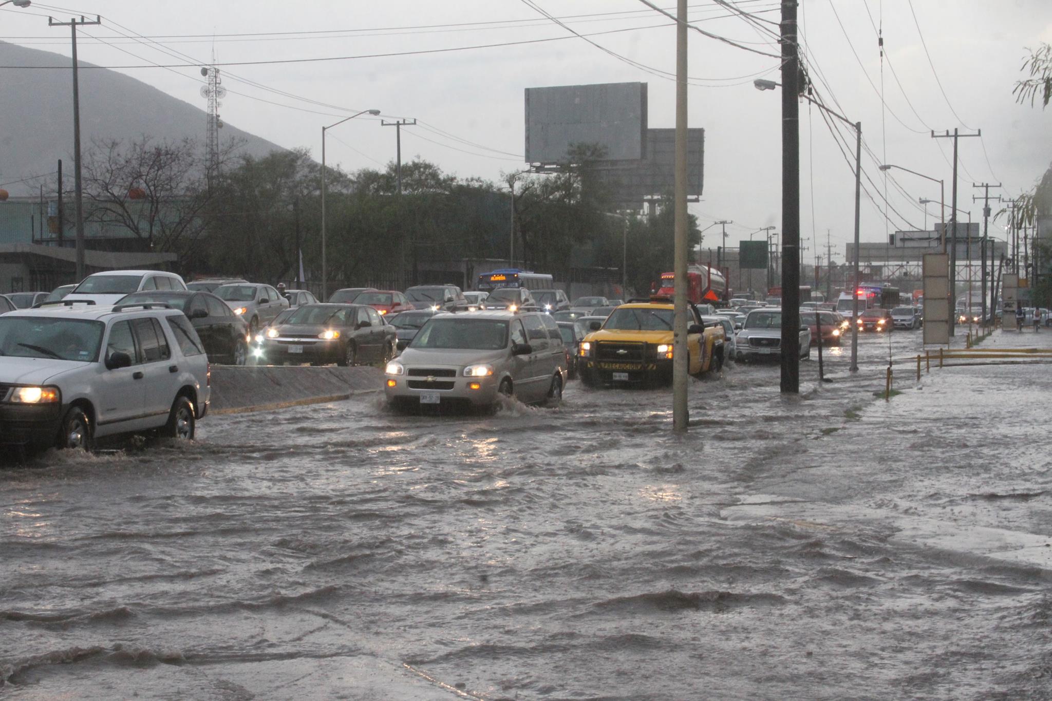 Protección Civil recomendó alejarse de las zonas de riesgo.