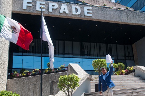 El representante de Morena ante el INE, Horacio Duarte, denunció al PRI por la supuesta coacción del voto mediante el reparto de la tarjeta salario ro