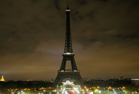 La torre fue dejada a oscuras tras los atentados yihadistas en París, el 13 de noviembre de 2015. (Archivo)