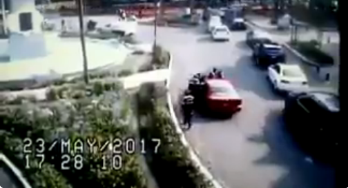Los uniformados intentaron detenerla pero la mujer no detuvo la marcha del auto.