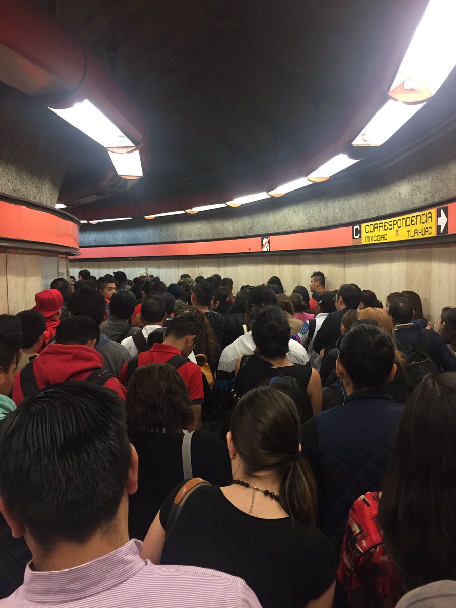 Los usuarios reportan que las filas para llegar a los andenes se alargan hasta las entradas de la estación Barranca del Muerto.