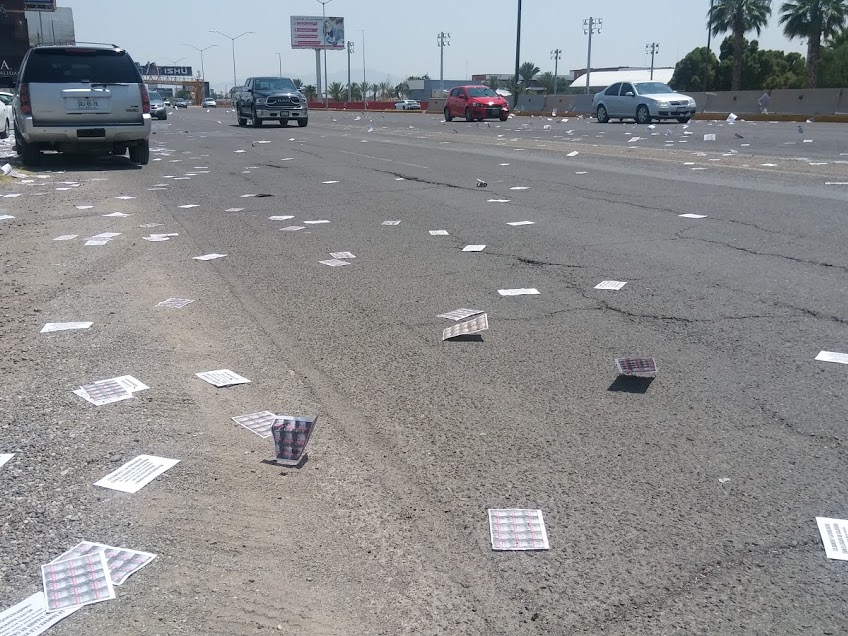 Los volantes volaron al paso de los vehículos, sobre la carretera Torreón-San Pedro.
