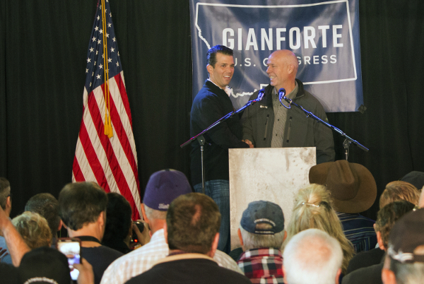 En esta foto de mayo pasado se ve a Greg Gianforte junto a Donald Trump Jr.
