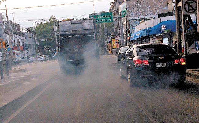 Las emisiones vehiculares son la principal fuente de contaminantes. 