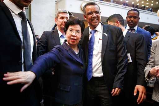 Margaret Chan, directora saliente de la OMS, saluda a Tedros Adhanom Ghebreyesus, de Etiopía.
