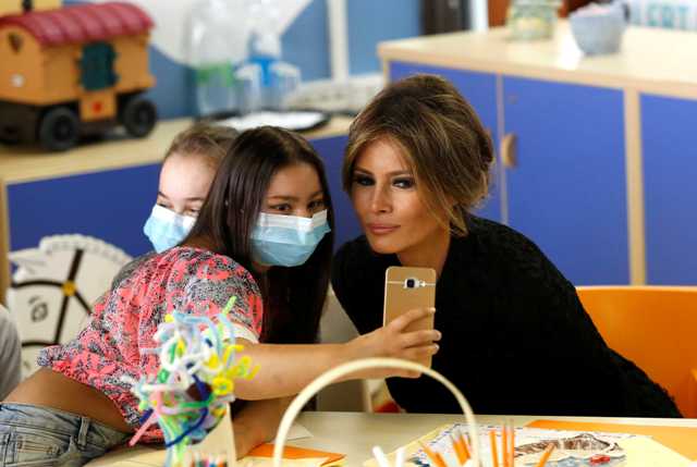 Melania se tomó fotos con los niños del hospital.
