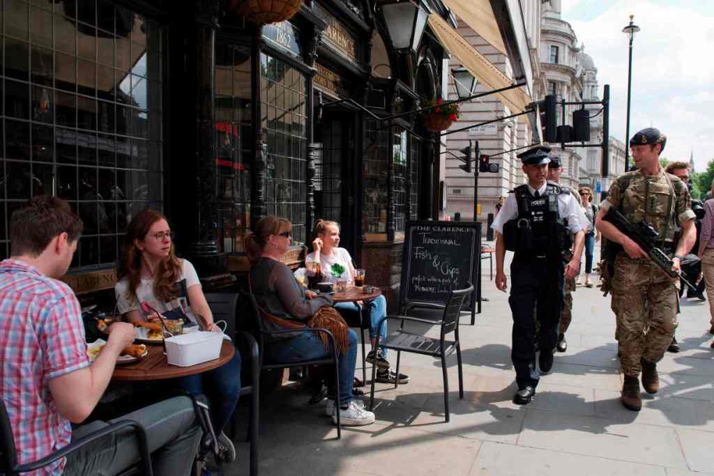Un millar de soldados fueron apostados en lugar de la policía en sitios de gran atracción en Londres.