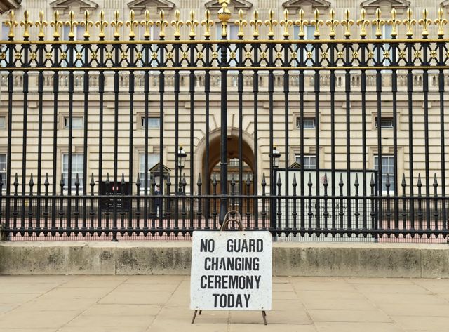 El Palacio de Buckingham es fuertemente resguardado tras el ataque y por el hombre con cuchillo.