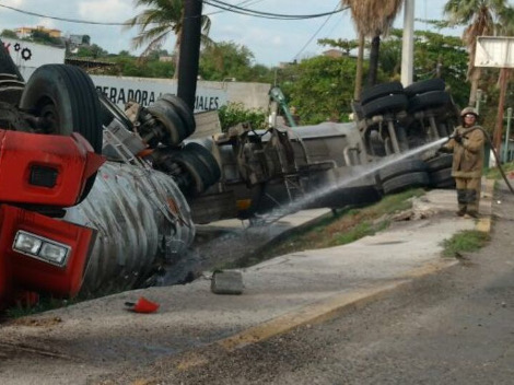 La pipa al volcarse rompió el tanque y se derramó el combustible, por lo que bomberos lanzaron agua con mangueras a presión para evitar el sobrecalent
