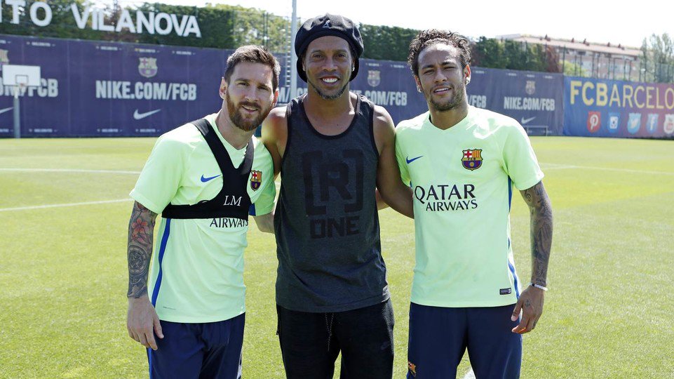 Ronaldinho se reencuentra con Lionel Messi y Neymar 