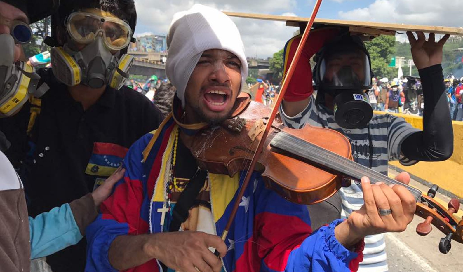 Wuilly Arteaga ha ido con su violín a cada protesta contra Nicolás Maduro para manifestarse a través de la música.