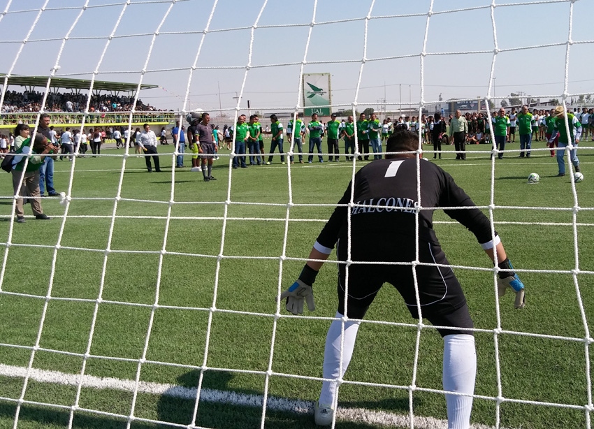 Las cabeceras del campo de futbol cuentan con pasto natural. 