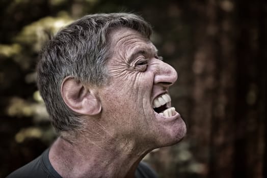 Dolor crónico, contracturas, entumecimientos, hinchazón son algunos de los síntomas de la fibromalgia
