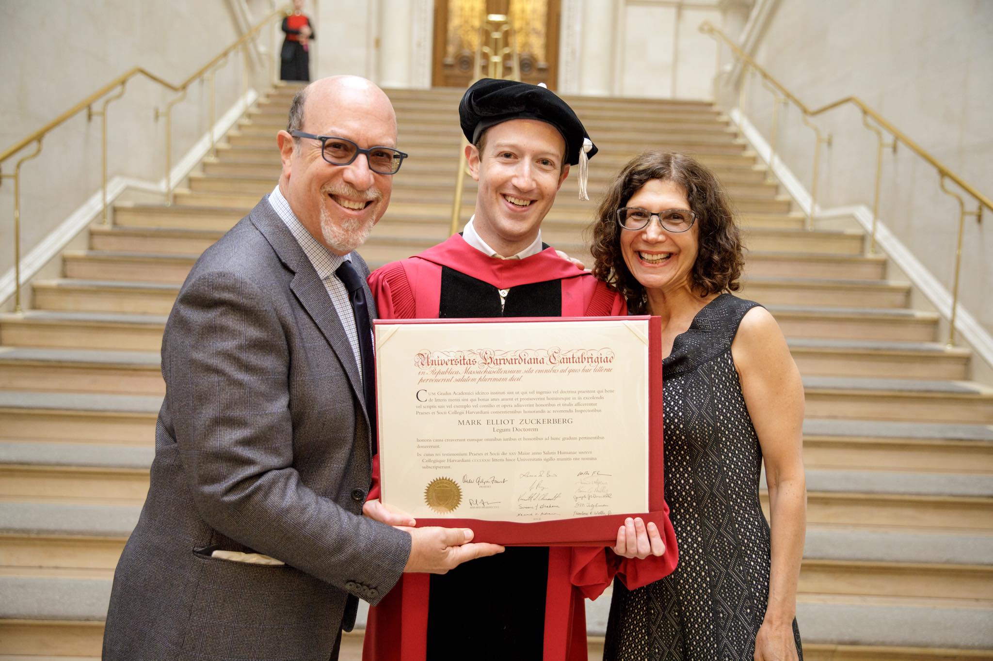 El fundador de Facebook obtuvo el título honoris causa. 