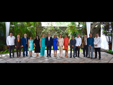 El gobernador de Morelos, Graco Ramírez, con magistrados del TSJ, la presidenta del DIF estatal, ente otros.