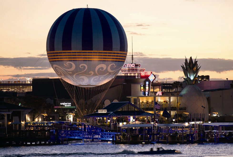 Considera un día de tu itinerario para visitar Disney Springs, ideal para ir de compras o cerrar la noche con tragos y platillos gourmet.