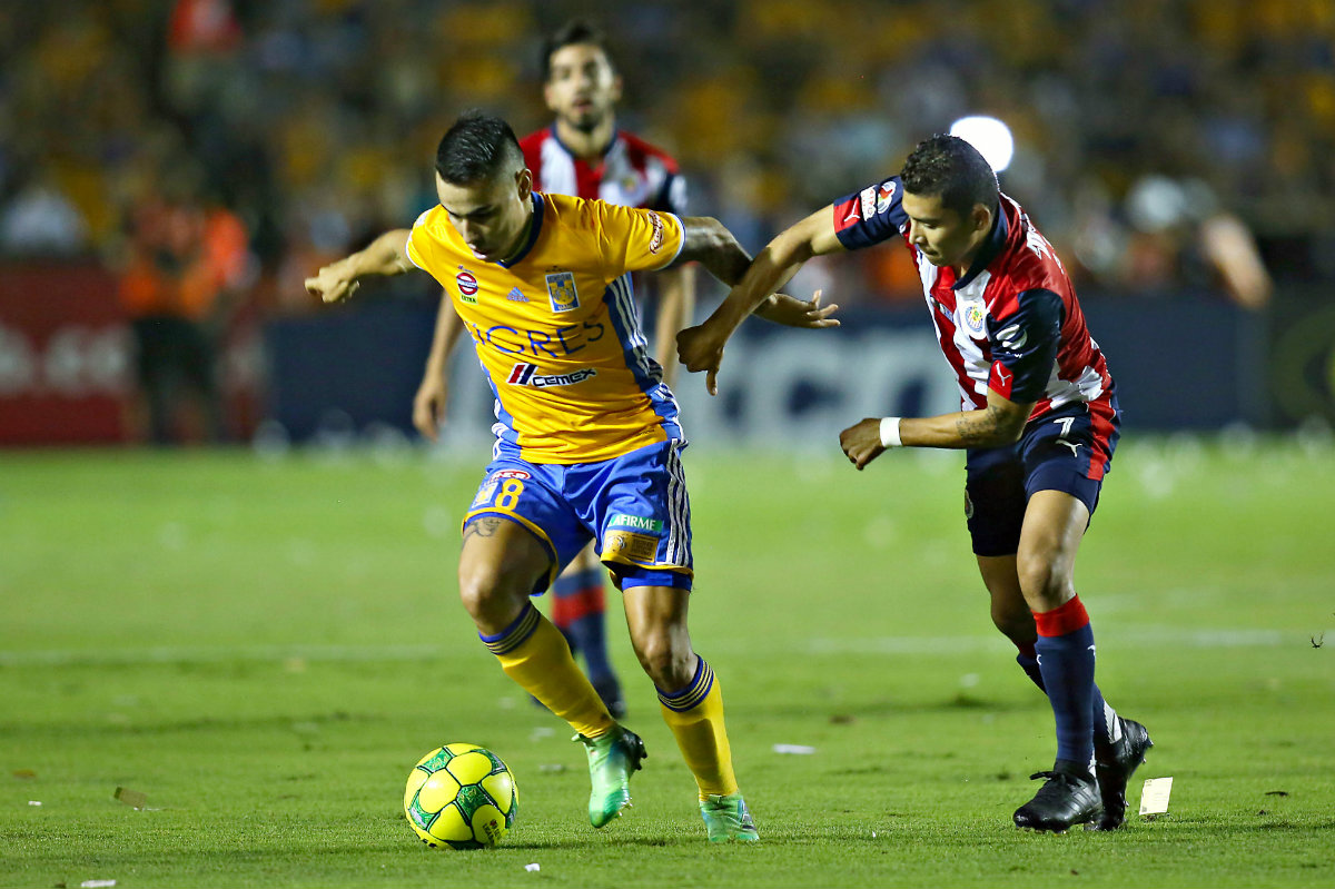 Lucas Zelarayán y Orbelín Pineda pelean un balón