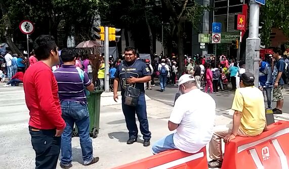 Los manifestantes protestan contra el despido injustificado de empleados de la empresa Tamsa.