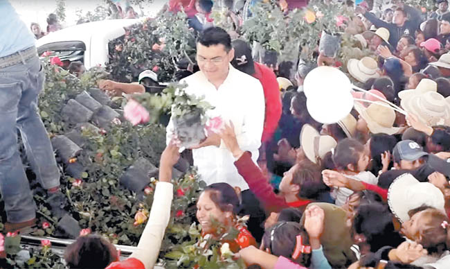 Las mujeres de la comunidad recibieron el 8 de marzo pasado rosales para sembrarlos en sus casas. 