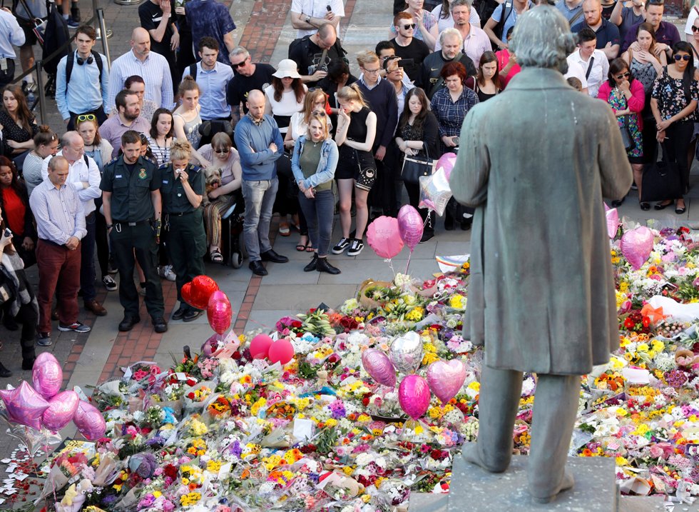 Una multitud se reunió en el St Ann's Square, en Mánchester, para rendir homenaje a las víctimas del ataque ocurrido el lunes pasado, tras un conciert
