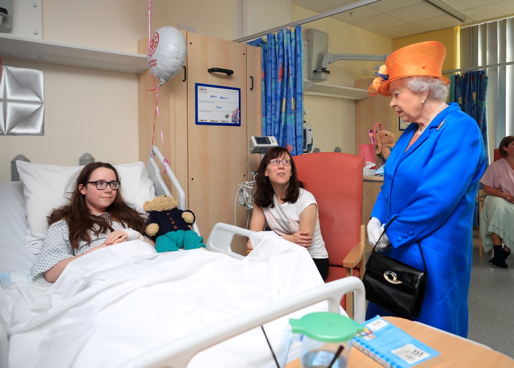 La reina Isabel II hizo una visita al hospital pediátrico de Manchester donde permanecen internadas algunas víctimas de los ataques.