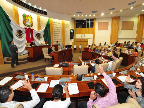 Con 26 votos a favor y cuatro abstenciones, legisladores aprobaron la eliminación del fuero constitucional.