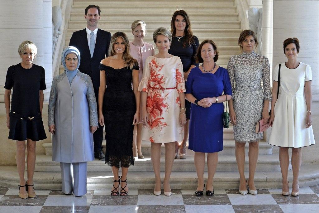 "El primer caballero" de Luxemburgo con las Primeras Damas durante una reunión en Bruselas.