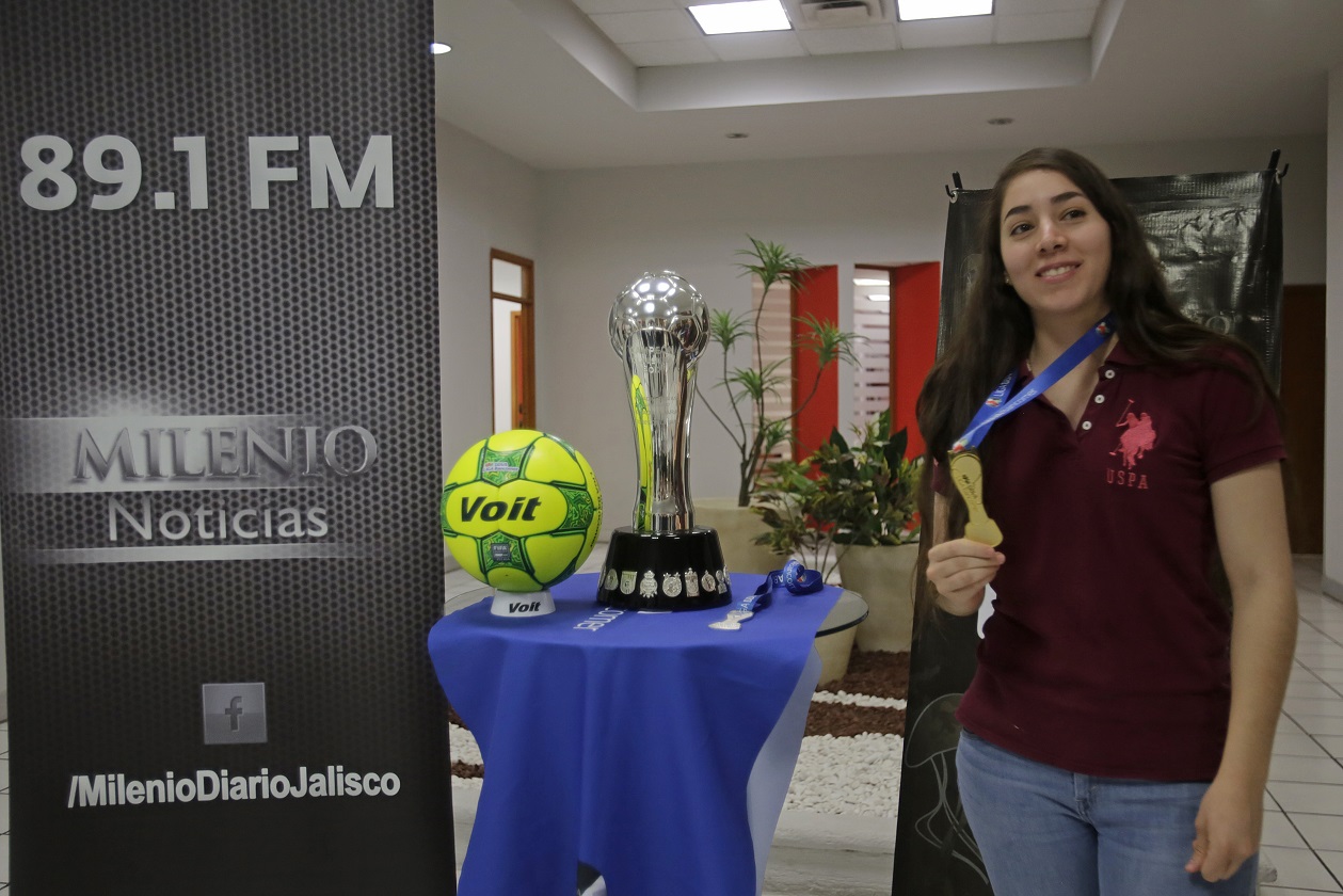 Chicos y grandes se dieron cita en Milenio Jalisco para tomarse la foto con el trofeo