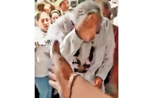 En Huatusco fue atacado con huevos por una supuesta militante del PRI. 