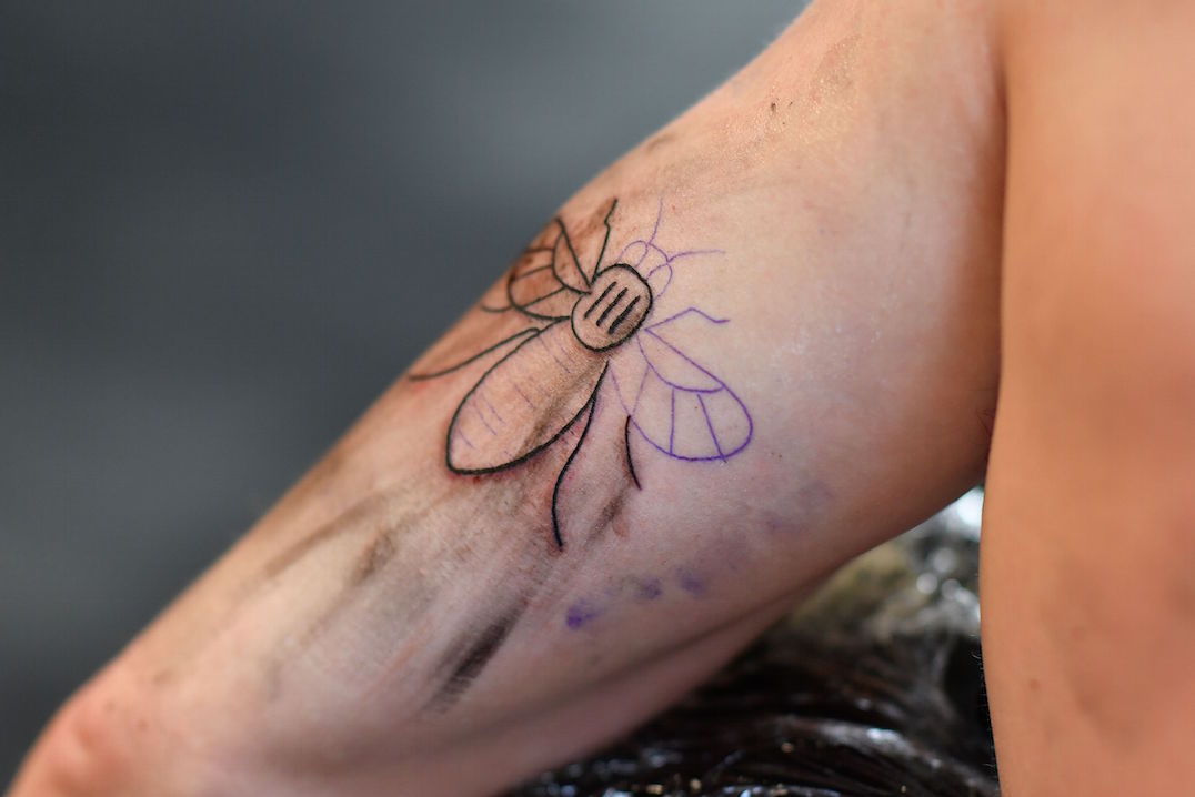 El tatuaje de la abeja se ha convertido en un símbolo de la resistencia en Manchester.