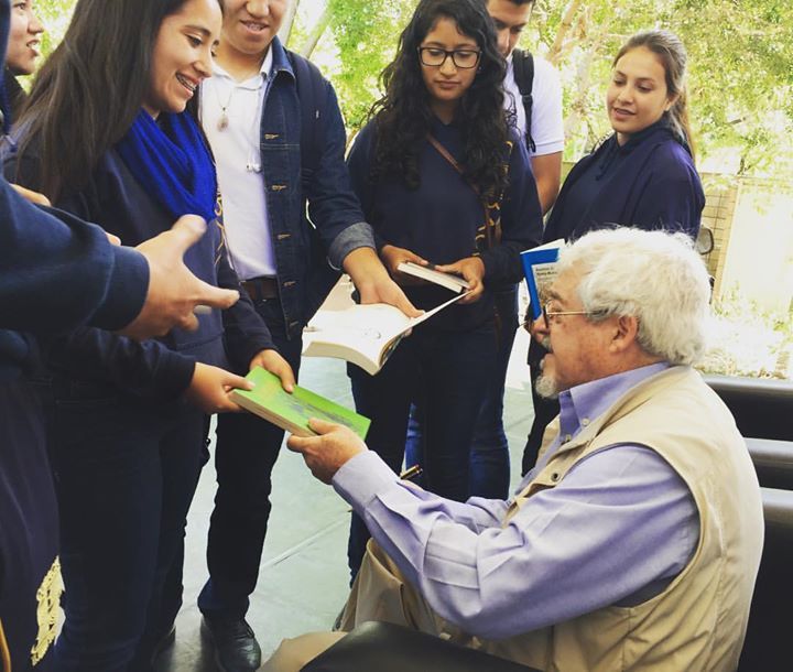 Después de su charla, el escritor firmó libros.