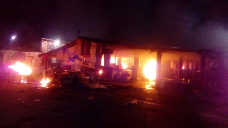 Habitantes y policías se enfrentaron en el predio en donde se pretende construir un mercado.