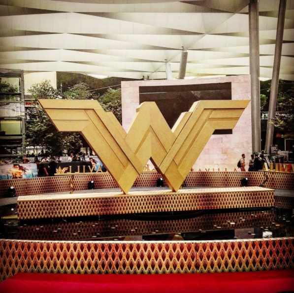 Así luce Parque Toreo con el ambientado de 'Wonder Woman'.