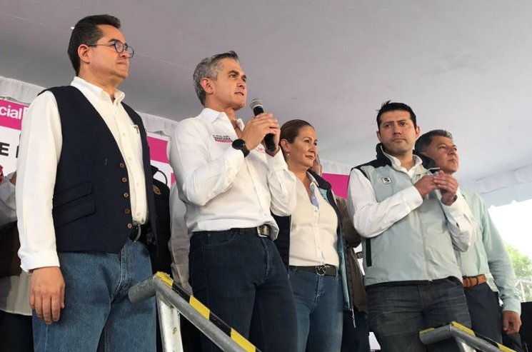  Mancera Espinosa aseguró a los habitantes de Álvaro Obregón que las obras ayudarán a desahogar los congestionamientos viales.