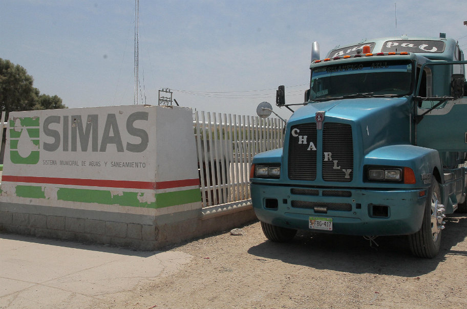 Mantienen reparto de agua en pipas en lo que terminan de restablecer el funcionamiento de bombas.