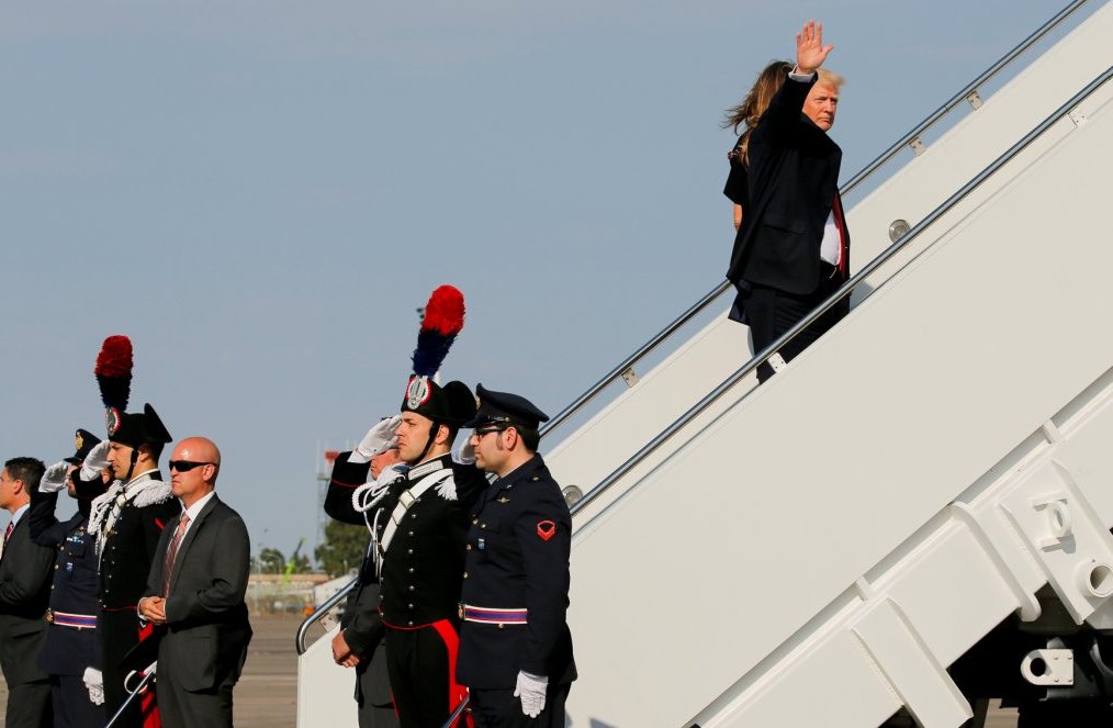El presidente y la primera dama estadunidense partieron de Sicilia, abordo del Air Force One.