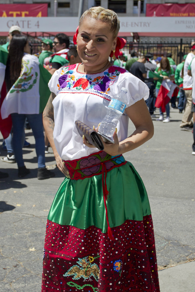 Los trajes típicos no podía faltar en el partido amistoso del Tri