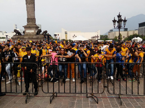El Estado anunció de última hora que sí se instalarían pantallas gracias a un convenio que se realizó con la empresa Chivas TV.