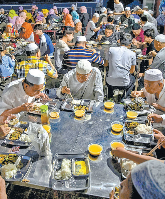 Muchos creyentes hacen grandes compras de alimentos para el banquete que se toma en familia o entre amigos durante el mes santo. 