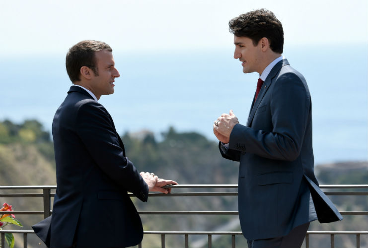 Emmanuel Macron y Justin Trudeau durante una reunión casual en Sicilia, Italia. 