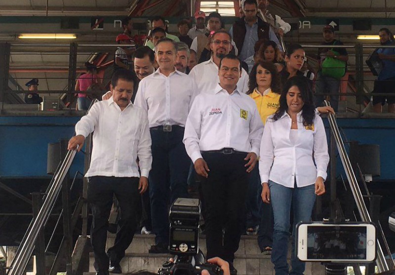 Juan Zepeda (centro), junto a Alejandra Barrales y el jefe de gobierno capitalino, Miguel Angel Mancera, en línea B del metro antes del cierre del per