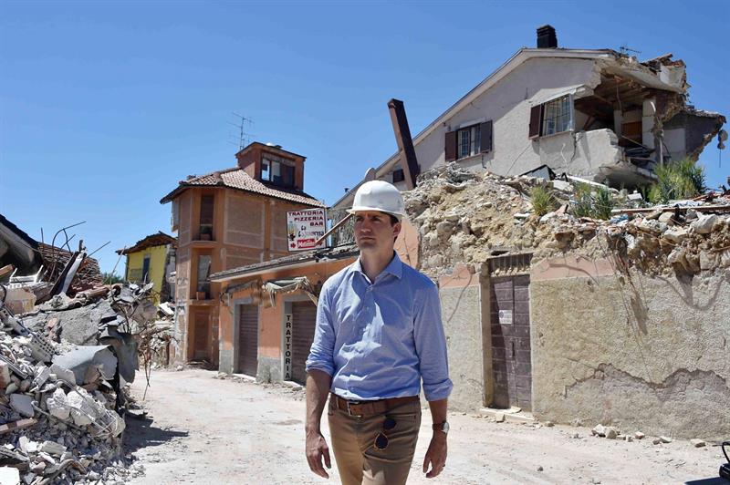 Justin Trudeau camina entre los escombros de la ciudad de Amatrice, devastada por un sismo en agosto de 2016.