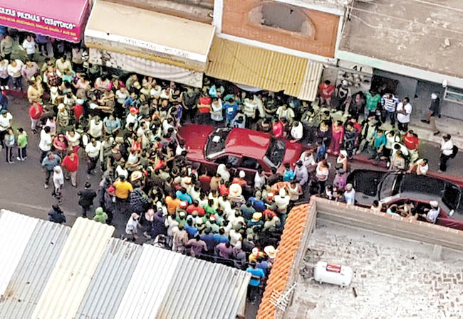 Pobladores de San Salvador Cuautenco rodean el auto en el que viajaba el presunto ladrón. 