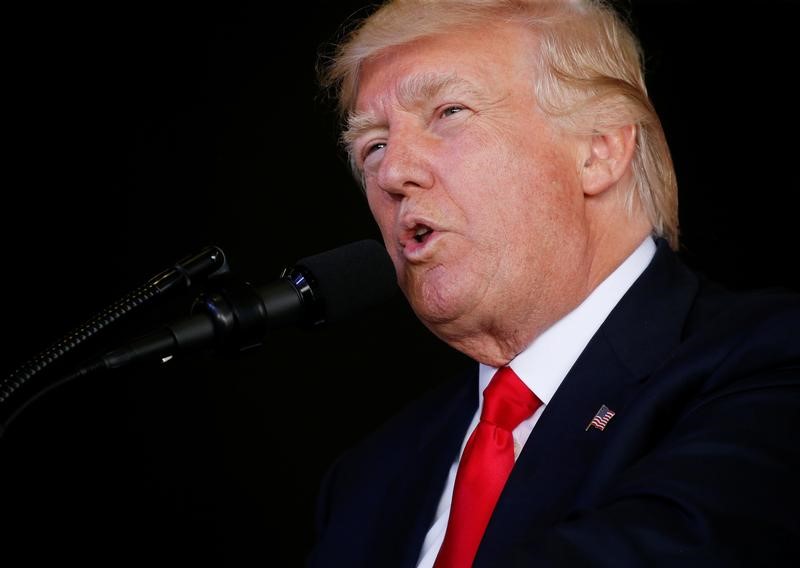 En una serie de furiosos tuits, Trump dijo que “muchas de las filtraciones que salen de la Casa Blanca son puro invento”.