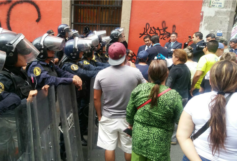 Actuarios se presentaron en el predio marcado con el número 66, en la calle Colombia, colonia Centro, donde se procedió al desalojo de más de 20 local