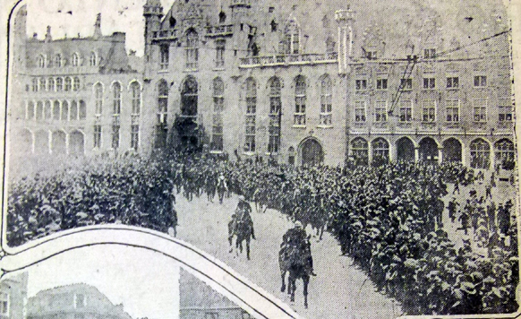 En caballos, el rey Alberto y la reina Isabel ataviada a la moda, saludan a su pueblo en Bélgica. 