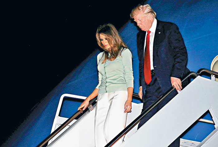 Donald Trump y su esposa Melania, a su llegada a la base aérea de Andrews, Maryland, la noche del sábado.